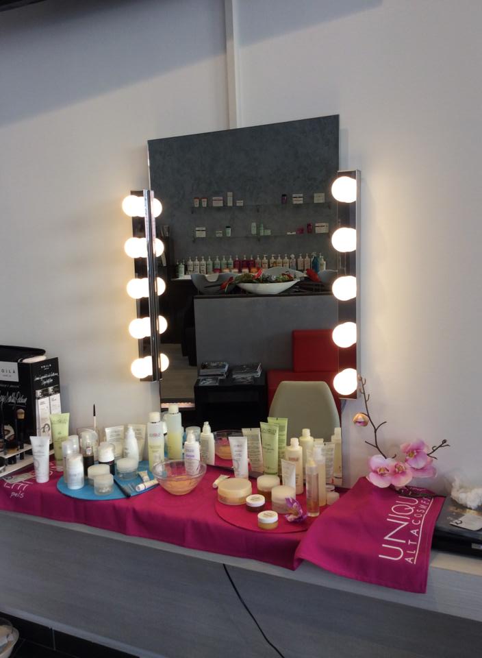 Postazione con prodotti professionali nel salone