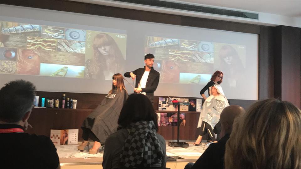 Dimostrazione professionale di taglio durante un evento